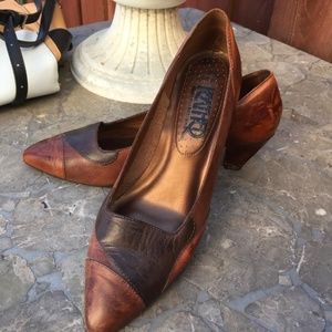 100% upper Leather low pumps.  Brown tones.